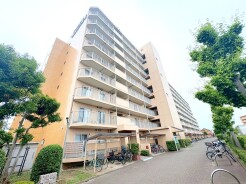 ~堂々とした大型のマンション~
・総戸数の多い大型のマンションですので、外観の迫力もあり誇りに思えるようなお住まいとなっております。
・ぜひ現地でご体感くださいませ。