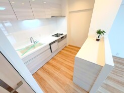 ~使い勝手の良いシステムキッチン~
・料理がしやすい設計のキッチンでお料理もはかどりますね。
・もちろんキッチン下部は収納になっておりますので、フライパンなども収納可能です。