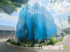 ~開放感溢れる三方角地~
・三方向に開ける角地の立地の為、開放感の溢れる造りで窮屈さがありません。
・周囲の建物が一方向にしかないのでで、陽当りも良好な明るいお住まいです。