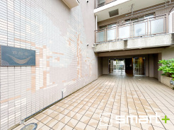 ~管理の行き届いたエントランス~
・お住まいの「顔」でもあるエントランス。管理会社の方でしっかりと管理されております。
・ぜひ現地でご体感くださいませ。