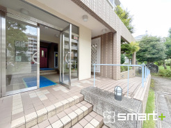 ~管理の行き届いたエントランス~
・お住まいの「顔」でもあるエントランス。管理会社の方でしっかりと管理されております。
・ぜひ現地でご体感くださいませ。