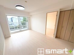 ~窓からはたっぷりの陽光~
・大きな窓から明るい陽光が舞い込みお部屋全体を心地のよい空間に。
・ご家族が自然と集まる憩いのスペースになりそうですね。