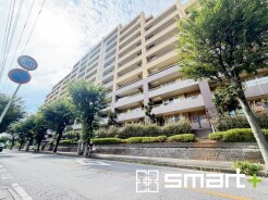 ~堂々とした大型のマンション~
・総戸数の多い大型のマンションですので、外観の迫力もあり誇りに思えるようなお住まいとなっております。
・ぜひ現地でご体感くださいませ。