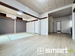 ~家族団らんにピッタリの広々リビング~
・自然の光が降り注ぐ明るいLDKは家族団らんにピッタリ。
・隣接の和室を続き間として利用すれば17帖超の広々空間になります。