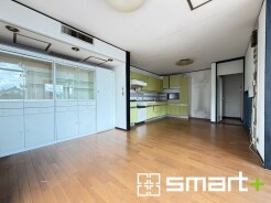 ~窓からたっぷりの陽光~
・穏やかな陽だまりに包まれる居心地の良いLDKは、ご家族が自然と集まる憩いのスペース。