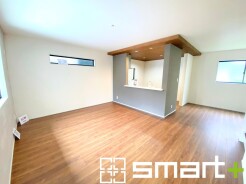 ~折下げ天井でオシャレな空間~
・キッチン部分に折下げ天井を施すことでリビングが広く見える効果もあり、開放的な空間が広がります。
・アクセントクロスでメリハリのある空間になりますね。