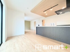 ~家族団らん明るい食卓~
・窓からたっぷりの陽光が差し込む明るいダイニング。ご家族で食卓を囲む素敵なひと時を。
・出来立てのお料理を運ぶのにも、食器の後片付けもラクラクなカウンターキッチン。