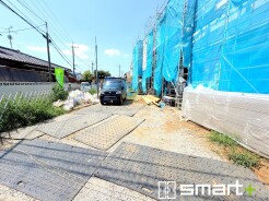 ~ベタ基礎でしっかりとした土台~
・コンクリートの中に鉄筋を配し強度を高めた「ベタ基礎」を採用。
・しっかりとした土台を造ったうえで、その上に建物が築造されていきます。