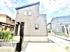 ~シックな色彩の外観を採用~
・外壁に濃い色を採用する事でモダンな印象のシックな外観となっております。
・高級感も出るので毎日家に帰るのが誇らしくなります。ぜひ現地でご確認くださいませ。