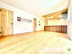 ~折下げ天井でオシャレな空間~
・キッチン部分に折下げ天井を施すことでリビングが広く見える効果もあり、開放的な空間が広がります。
・メリハリのあるオシャレなキッチンで毎日の家事も楽しくなりますね。