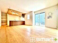 ~穏やかな陽の入るLDK~
・大きな窓のあるLDKは陽当りも良好で明るい空間となっております。
・ご家族団らんなど過ごす時間の多いLDKが明るいのは嬉しいポイントですね。