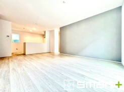 ~窓からたっぷりの陽光~
・穏やかな陽だまりに包まれる居心地の良いLDKは、ご家族が自然と集まる憩いのスペース。
・アクセントクロスを加えることでオシャレな雰囲気になりますね。