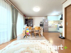 ~穏やかな陽の入るLDK~
・大きな窓のあるLDKは陽当りも良好で明るい空間となっております。
・ご家族団らんなど過ごす時間の多いLDKが明るいのは嬉しいポイントですね。