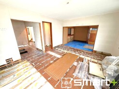 ~ナチュラルな色彩のLDK~
・自然な風合いの色味で纏められたLDKは家具のコーディネートもしやすくなっております。
・どんなインテリアにするか、考えるだけでも楽しくなりますね。