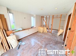 ~穏やかな陽の入るLDK~
・大きな窓のあるLDKは陽当りも良好で明るい空間となっております。
・ご家族団らんなど過ごす時間の多いLDKが明るいのは嬉しいポイントですね。
