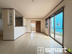 ~窓からはたっぷりの陽光~
・穏やかな陽だまりに包まれる居心地の良いLDKは、ご家族が自然と集まる憩いのスペースに。
・家事をしながらリビング全体が見渡せるカウンターキッチンも魅力。