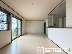 ~穏やかな陽の入るLDK~
・大きな窓のあるLDKは陽当りも良好で明るい空間となっております。
・ご家族団らんなど過ごす時間の多いLDKが明るいのは嬉しいポイントですね。