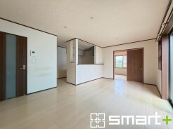 ~家族団らんにピッタリの広々リビング~
・自然の光が降り注ぐ明るいLDKは家族団らんにピッタリ。
・隣接の和室を続き間として利用すれば22帖の広々空間になります。