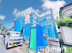 ~ベタ基礎でしっかりとした土台~
・コンクリートの中に鉄筋を配し強度を高めた「ベタ基礎」を採用。
・しっかりとした土台を造ったうえで、その上に建物が築造されていきます。