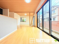~穏やかな陽の入るLDK~
・大きな窓のあるLDKは陽当りも良好で明るい空間となっております。
・ご家族団らんなど過ごす時間の多いLDKが明るいのは嬉しいポイントですね。