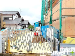 ~ベタ基礎でしっかりとした土台~
・コンクリートの中に鉄筋を配し強度を高めた「ベタ基礎」を採用。
・しっかりとした土台を造ったうえで、その上に建物が築造されていきます。