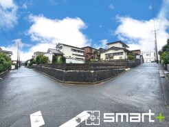~開放感ある角地~
・2方向が空く事で開放感のある角地に位置しております。
・窮屈な感じが無く、ゆったりと暮らせるこの魅力をぜひ現地でご体感くださいませ。