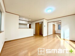 ~窓からたっぷりの陽光~
・穏やかな陽だまりに包まれる居心地の良いLDKは、ご家族が自然と集まる憩いのスペース。
・家事をしながらご家族との会話が楽しめる人気のカウンターキッチンも魅力。