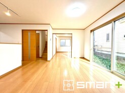 ~穏やかな陽の入るLDK~
・大きな窓のあるLDKは陽当りも良好で明るい空間となっております。
・ご家族団らんなど過ごす時間の多いLDKが明るいのは嬉しいポイントですね。