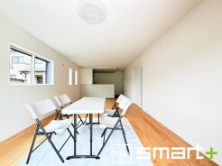 ~余裕の空間が広がるLDK~
・20帖以上あるLDKはご家族団らんのお時間を余裕の広さで演出してくれます。
・ご内覧の際は家具の配置などもイメージしながらご覧くださいませ。