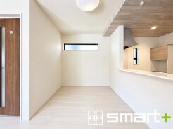~窓からはたっぷりの陽光~
・穏やかな陽だまりに包まれる居心地の良いLDKは、ご家族が自然と集まる憩いのスペースに。
・家事をしながらリビング全体が見渡せるカウンターキッチンも魅力。