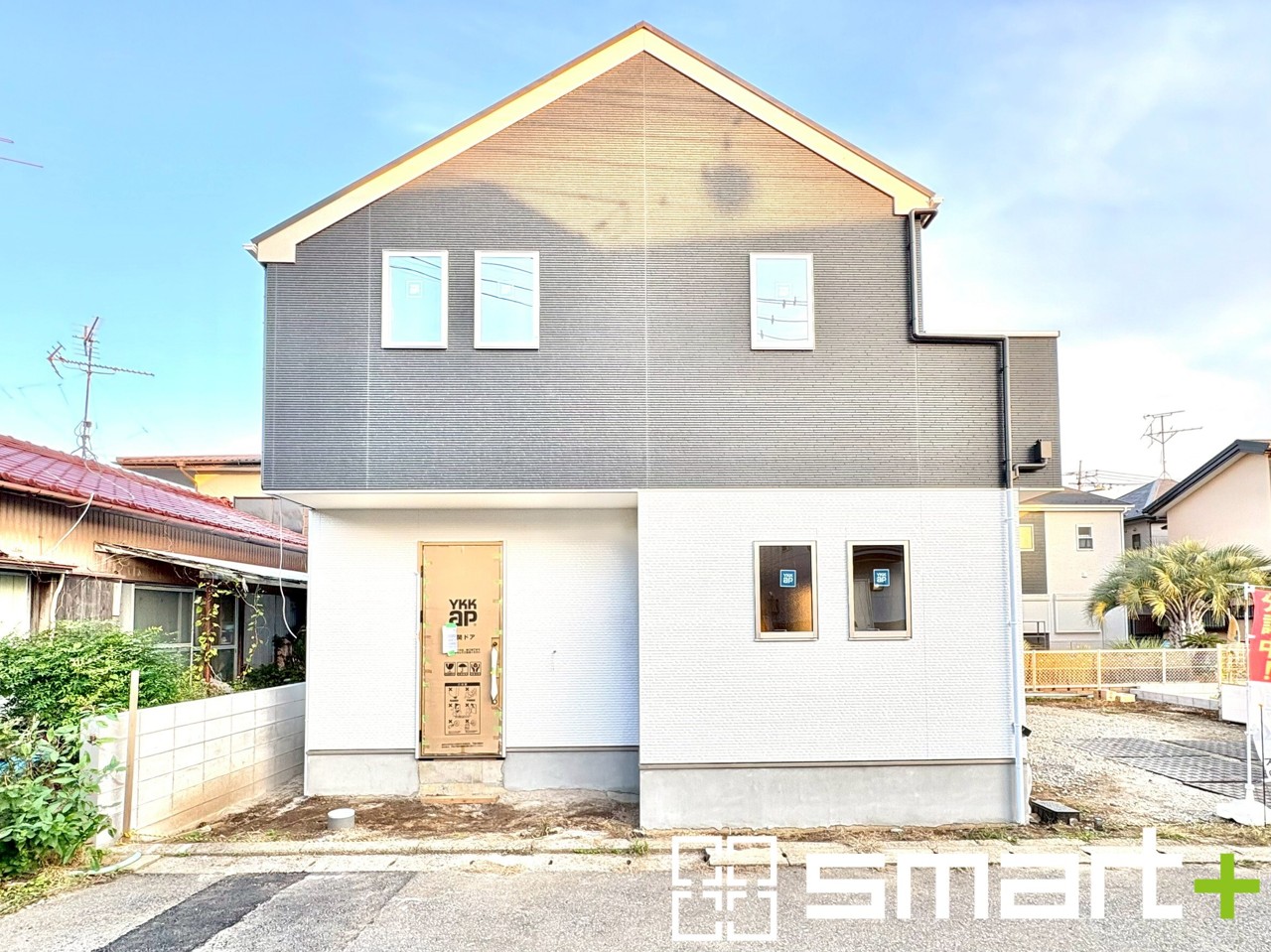 ~明るさを感じる外観~
・外壁は2トーンカラーを採用し、デザイン性に優れた見た目となっております。
・帰宅した際にホッと感じるような飽きのこない外観。ぜひ現地でご確認くださいませ。