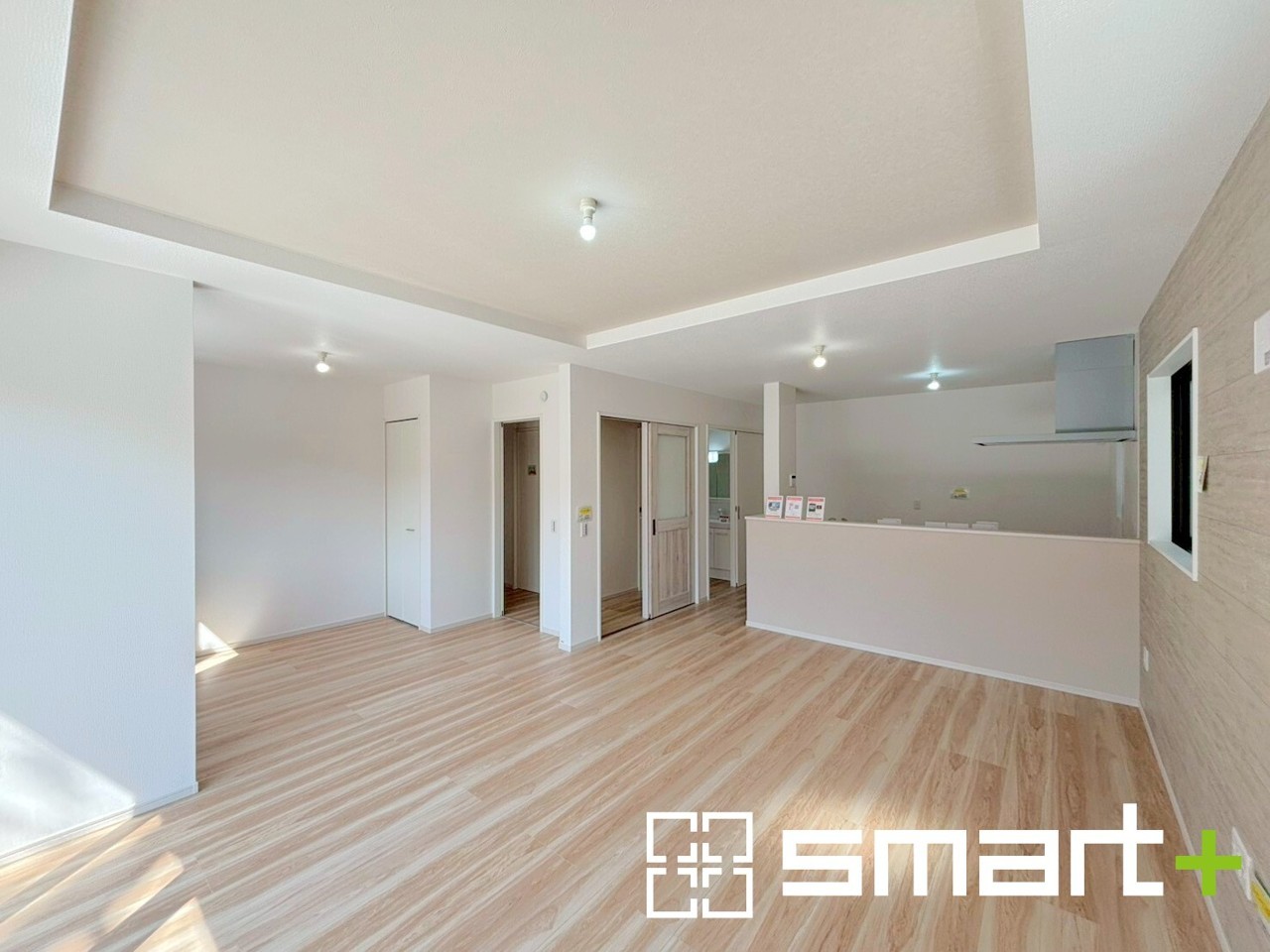 ~間仕切対応で居室に~
・リビングには間仕切対応で居室としてもお使いいただけるスペースがございます。
・収納付きなので寝室はもちろん、キッズスペースなどにも便利ですね。