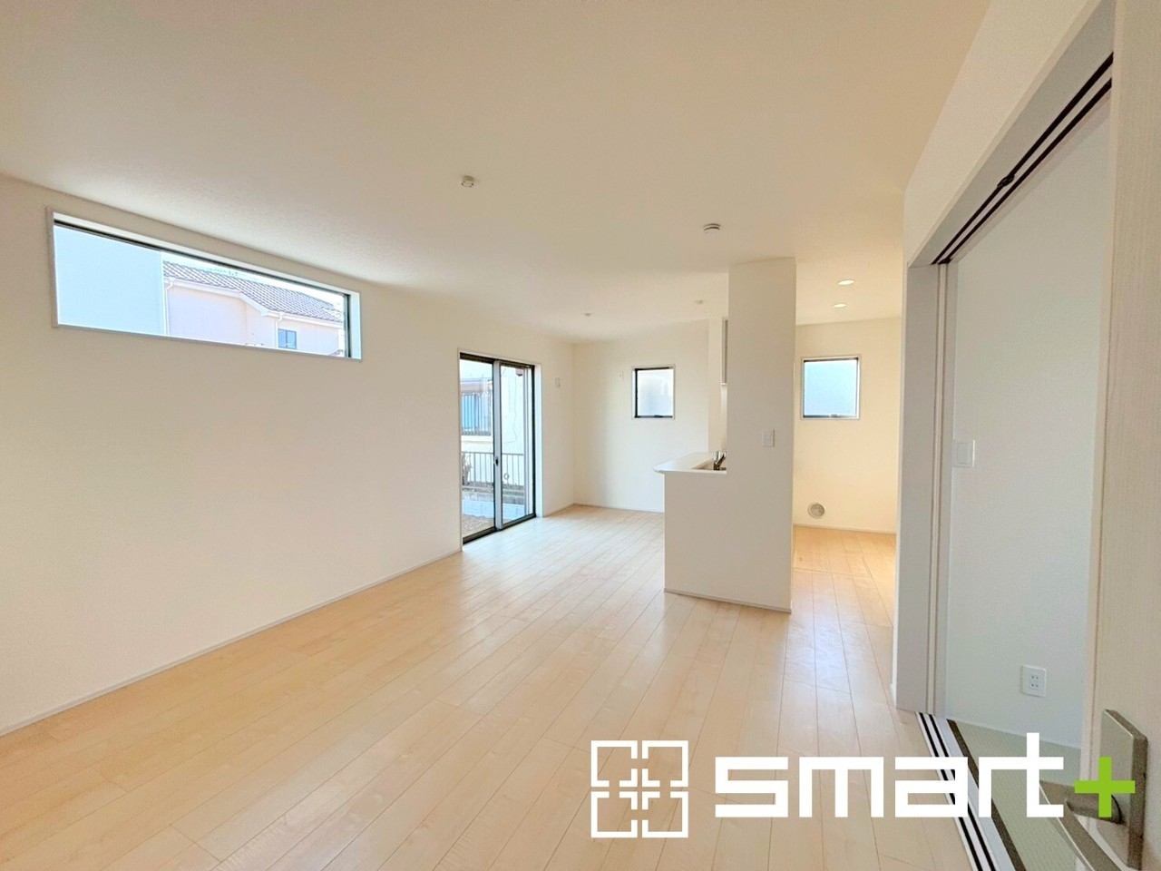 ～日当り良好のＬＤＫ～
・穏やかな陽だまりに包まれる居心地の良いＬＤＫは、ご家族が自然と集まる憩いのスペースに。
・柔らかみのあるナチュラルカラーで、家具やカーテンの色も選びやすいです。
(２号棟)