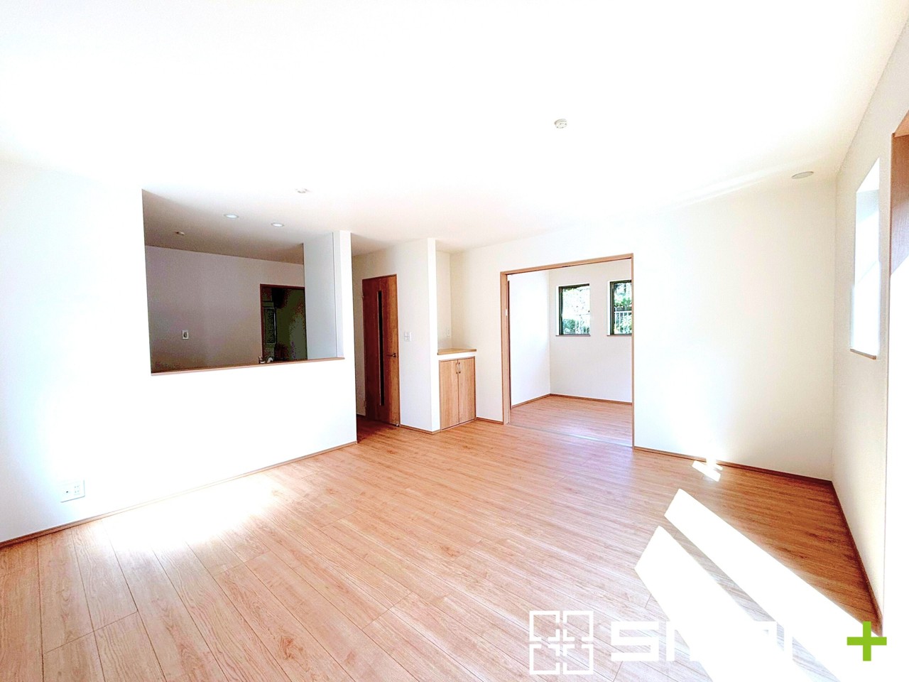 ~家族団らんにピッタリの広々リビング~
・自然の光が降り注ぐ明るいLDKは家族団らんにピッタリ。
・隣接の洋室を続き間として利用すれば21帖超の広々空間になります。